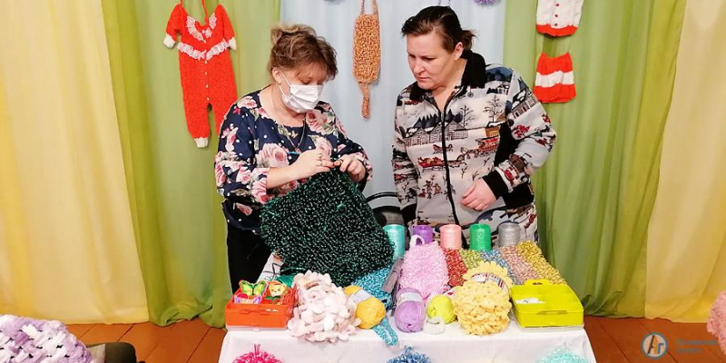 В Большой Екатериновке мать и дочь вяжут уникальные вещи