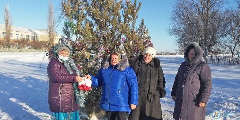 В Большой Екатериновке нарядили главную елку села