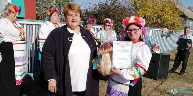 В Большой Екатериновке седовласых сельчан поздравил народный ансамбль 
