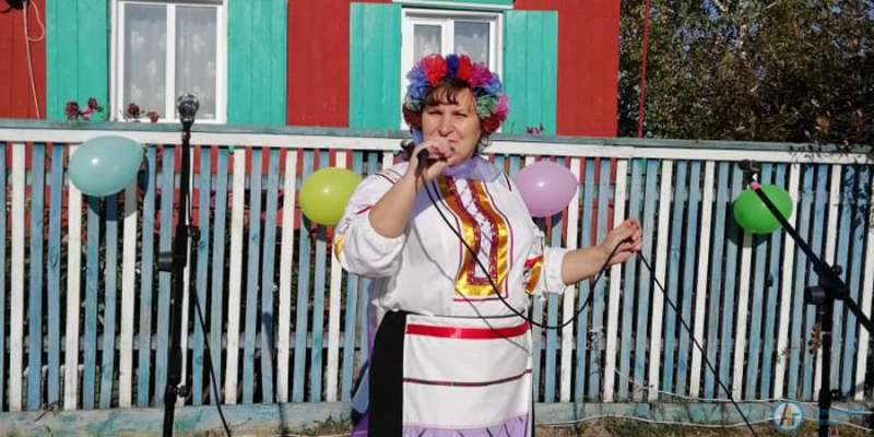 В Большой Екатериновке седовласых сельчан поздравил народный ансамбль 