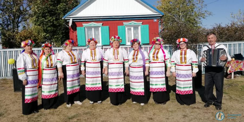 В Большой Екатериновке седовласых сельчан поздравил народный ансамбль 