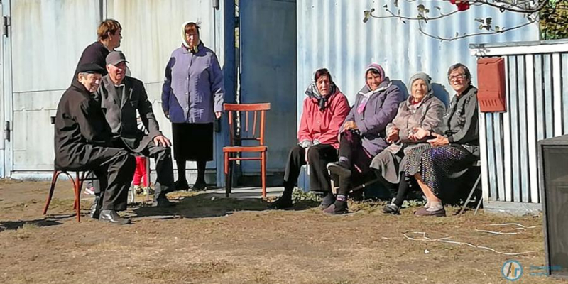 В Большой Екатериновке седовласых сельчан поздравил народный ансамбль 