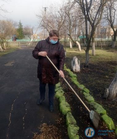 В Большой Екатериновке субботником руководил дублер
