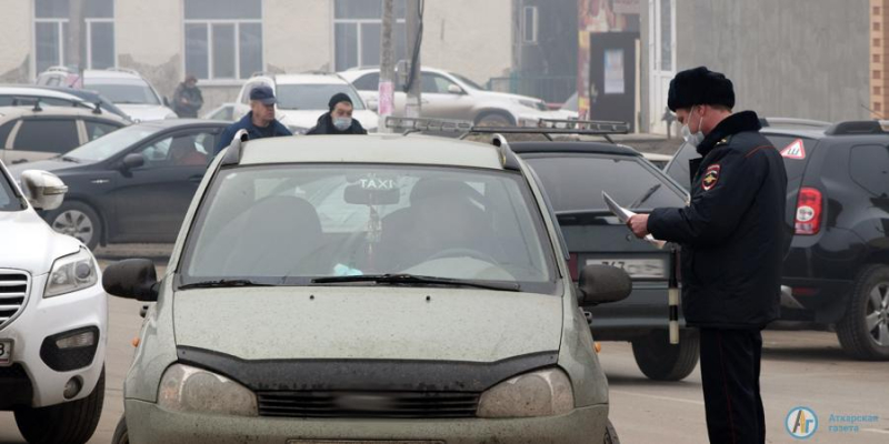 В центре Аткарска автоинспекторы искали нелегальных таксистов