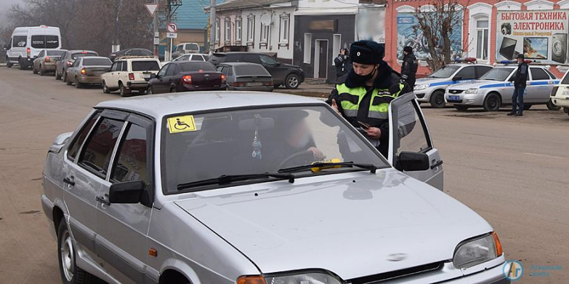 В центре Аткарска автоинспекторы искали нелегальных таксистов