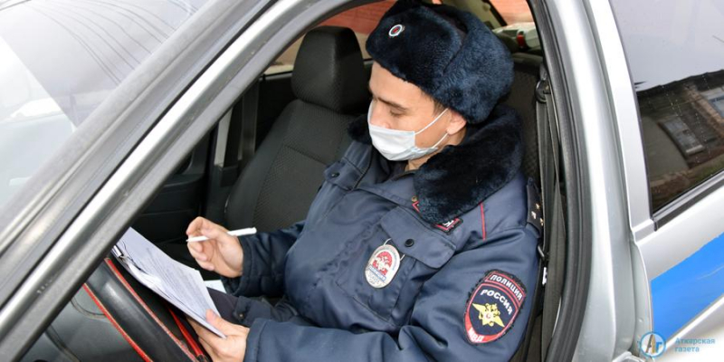 В центре Аткарска автоинспекторы искали нелегальных таксистов