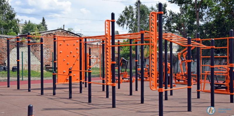 В центре Аткарска появилась площадка с уличными тренажерами
