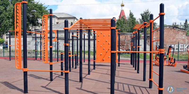 В центре Аткарска появилась площадка с уличными тренажерами