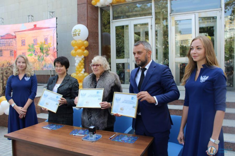 В честь 100-летия музея Чернышевского выпустили уникальный конверт