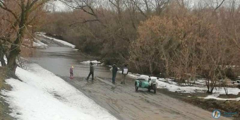 В Даниловке река Лаверза затопила дорогу в школу