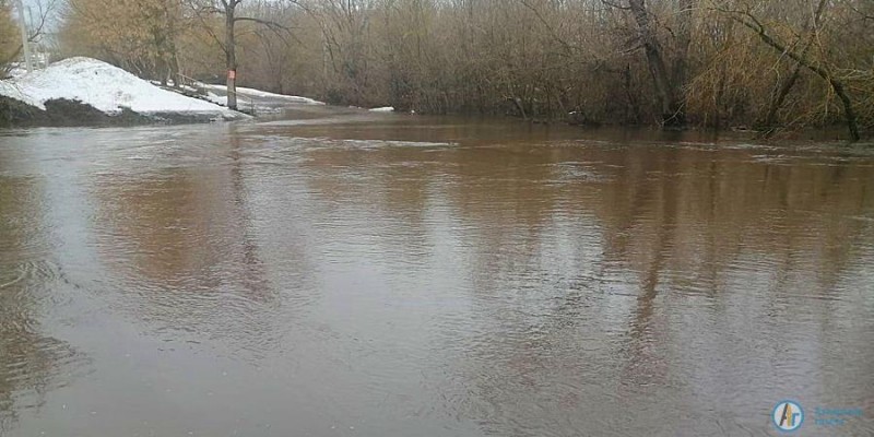 В Даниловке река Лаверза затопила дорогу в школу