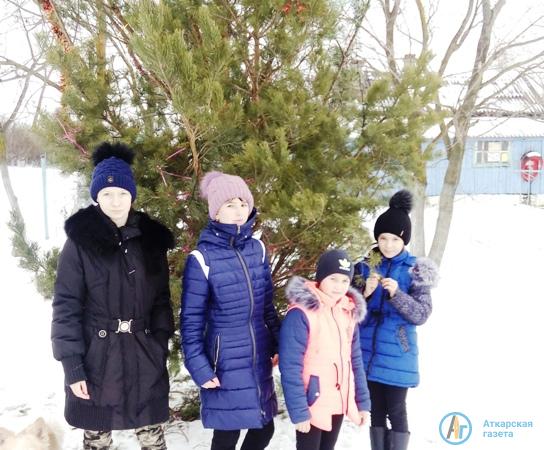 В Даниловке "Сосульки" и "Снежинки" играли в зимние забавы