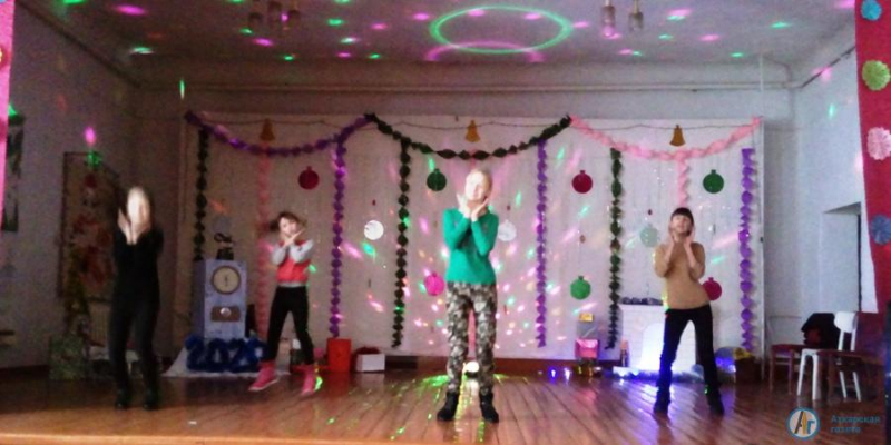 В Даниловке "Сосульки" и "Снежинки" играли в зимние забавы