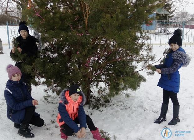 В Даниловке "Сосульки" и "Снежинки" играли в зимние забавы