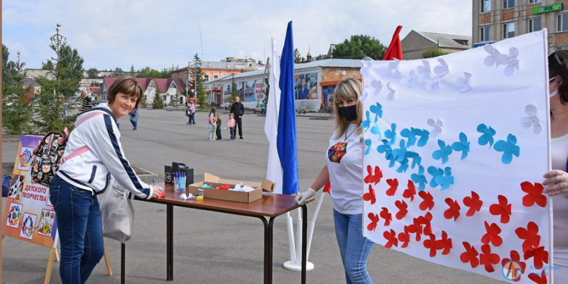 В День флага аткарчане пожелали России мира и любви