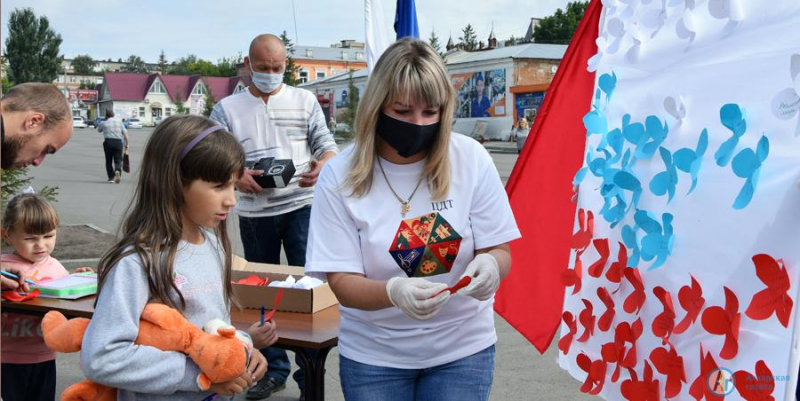 В День флага аткарчане пожелали России мира и любви