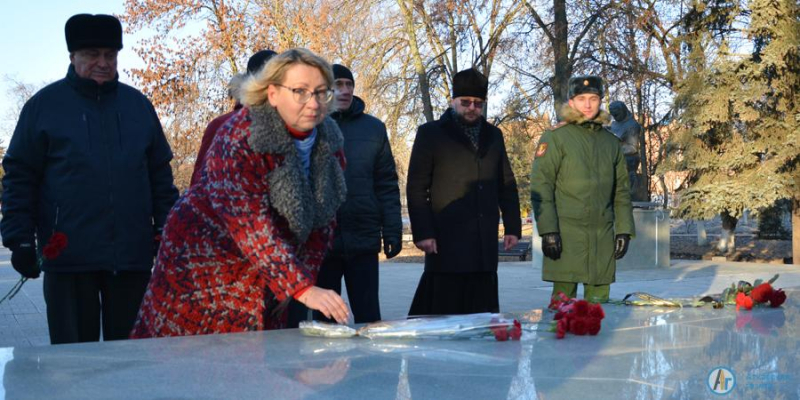 В День Неизвестного солдата аткарчане возложили цветы к мемориалу