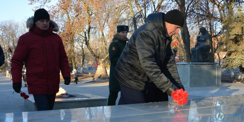 В День Неизвестного солдата аткарчане возложили цветы к мемориалу