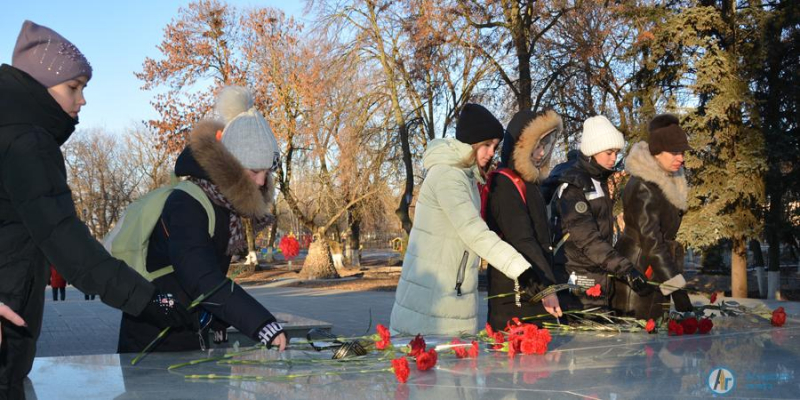 В День Неизвестного солдата аткарчане возложили цветы к мемориалу