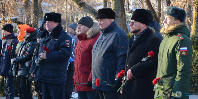 В День Неизвестного солдата аткарчане возложили цветы к мемориалу