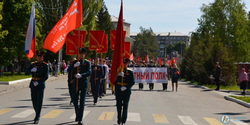 В День Победы тысячи аткарчан встали в ряды "Бессмертного полка"