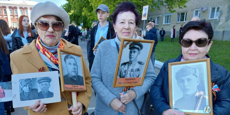 В День Победы тысячи аткарчан встали в ряды "Бессмертного полка"