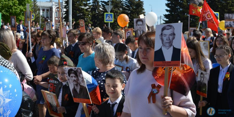 В День Победы тысячи аткарчан встали в ряды "Бессмертного полка"