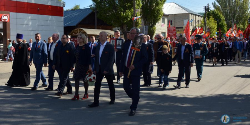 В День Победы тысячи аткарчан встали в ряды "Бессмертного полка"