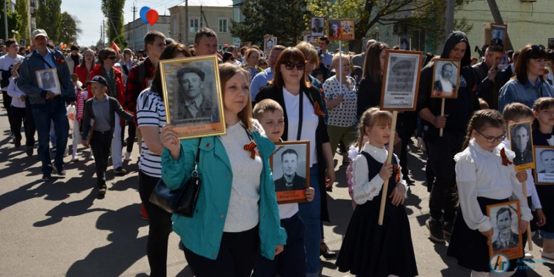 В День Победы тысячи аткарчан встали в ряды "Бессмертного полка"