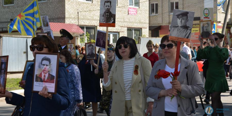 В День Победы тысячи аткарчан встали в ряды "Бессмертного полка"