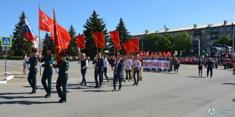 В День Победы тысячи аткарчан встали в ряды "Бессмертного полка"