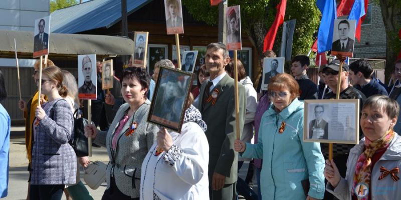 В День Победы тысячи аткарчан встали в ряды "Бессмертного полка"