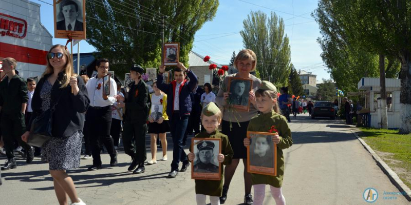 В День Победы тысячи аткарчан встали в ряды "Бессмертного полка"