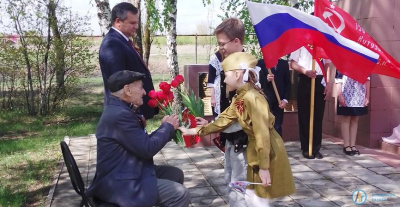 В День Победы в Лопуховке ветеран посадил березы как символ России