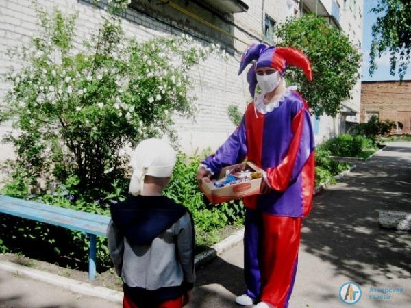 В День защиты детей маленьких аткарчан угостили мороженым