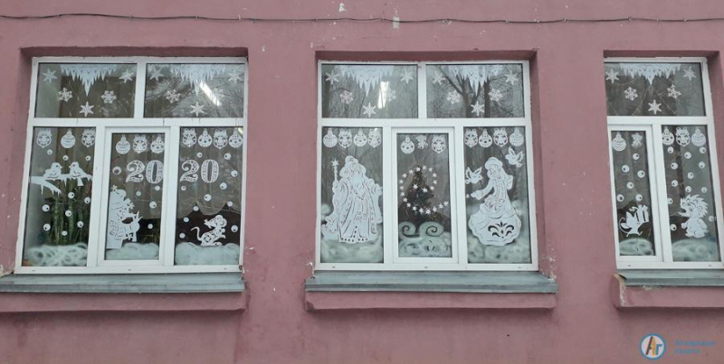В детсаду «Ласточка» Новый Год на каждом окне