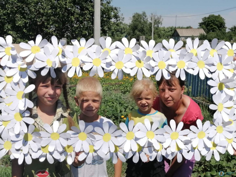 В фоторамке из ромашек многодетная семья из Даниловки