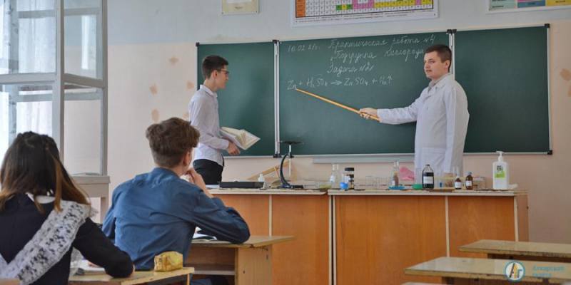 В Год науки в школе №10 открылась «Лаборатория юных химиков» 