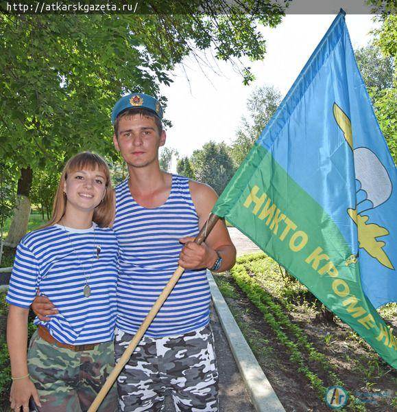 В городском парке Аткарска над фонтаном взвился флаг ВДВ (ФОТО)