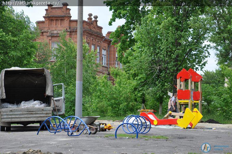 В городском парке началась установка детского городка (ФОТО)