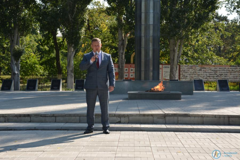 В городском парке в честь героев Курской битвы возложили цветы