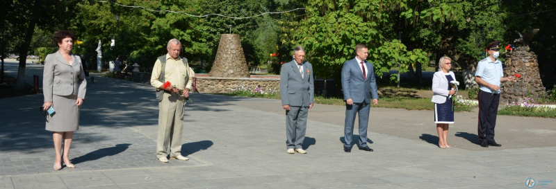 В городском парке в честь героев Курской битвы возложили цветы