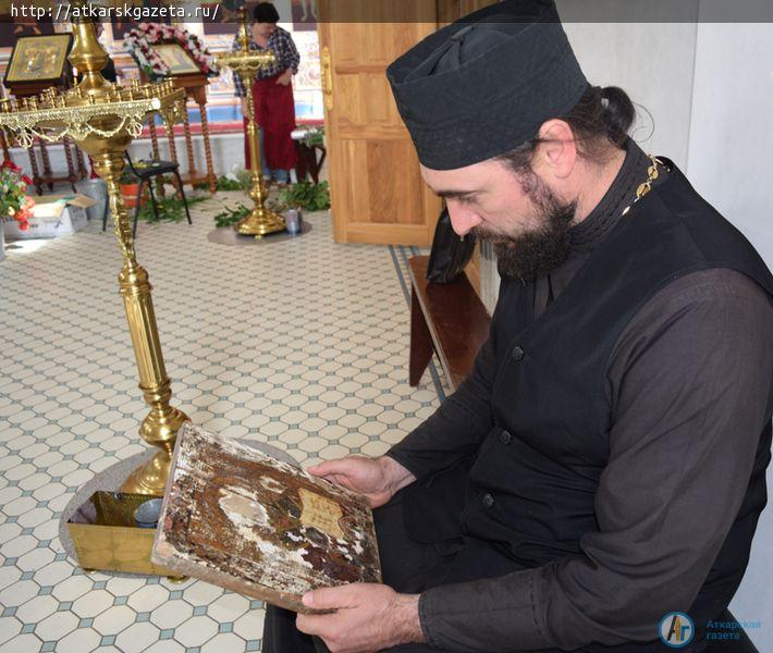 В храм Петра и Павла жители Аткарска передали старинную икону святителя Николая