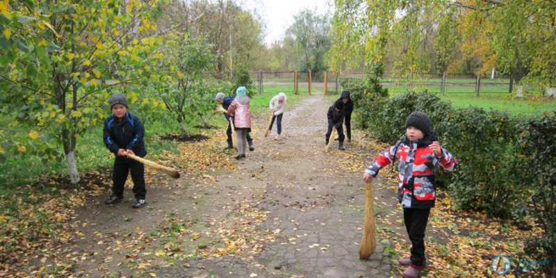 В Кочетовке дети в мешки сгребали осень