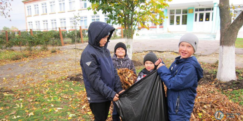 В Кочетовке дети в мешки сгребали осень