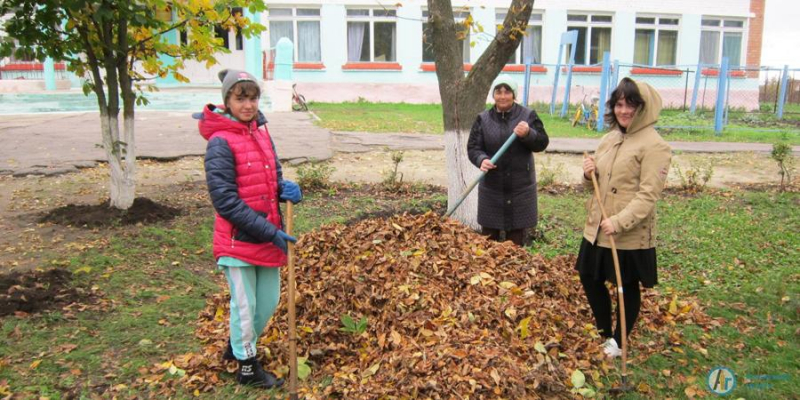 В Кочетовке дети в мешки сгребали осень