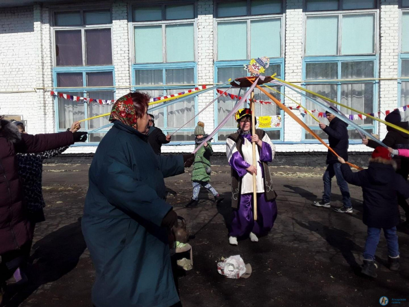 В Кочетовке дружно помогали Бабе Мороз отыскать своего Деда