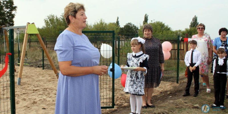 В Кочетовке открыли современную детскую площадку