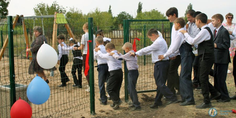 В Кочетовке открыли современную детскую площадку