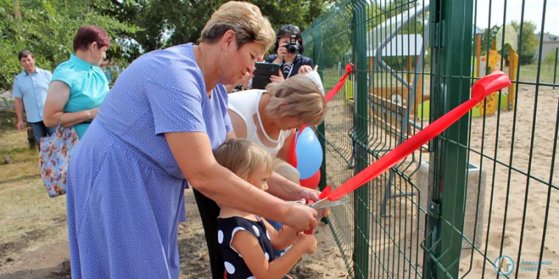 В Кочетовке открыли современную детскую площадку